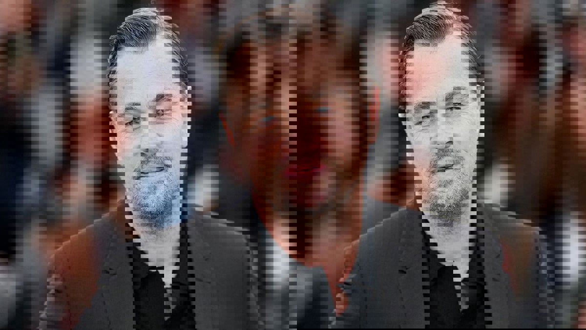 تصغره بـ 24 عامًا.. دي كابريو وصديقته في عشاء رومانسي (صور)