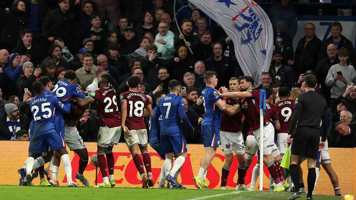 غرامة ضخمة على تشيلسي ووست هام بسبب شجار جماعي في قمة لندن