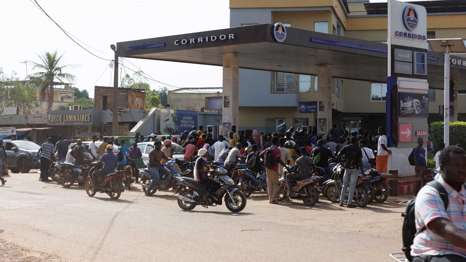 القاعدة وأزمة الوقود.. سيناريو "مجاعة القرن 18" يخيم على باماكو