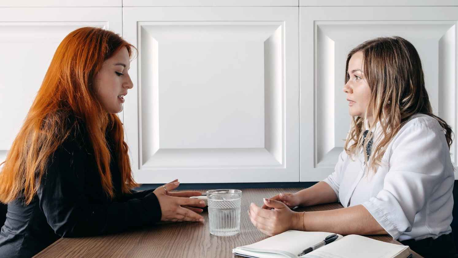 "لغة الجسد".. كيف تفضح تعابيرنا اللاواعية ما نحاول إخفاءه؟