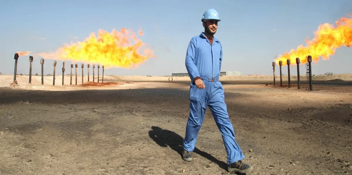 النفط يرتفع بفعل انخفاض مفاجئ في مخزونات الخام الأمريكية