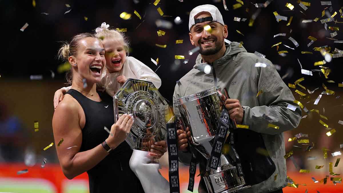 كيريوس يتغلب على سبالينكا في مباراة "معركة الجنسين"