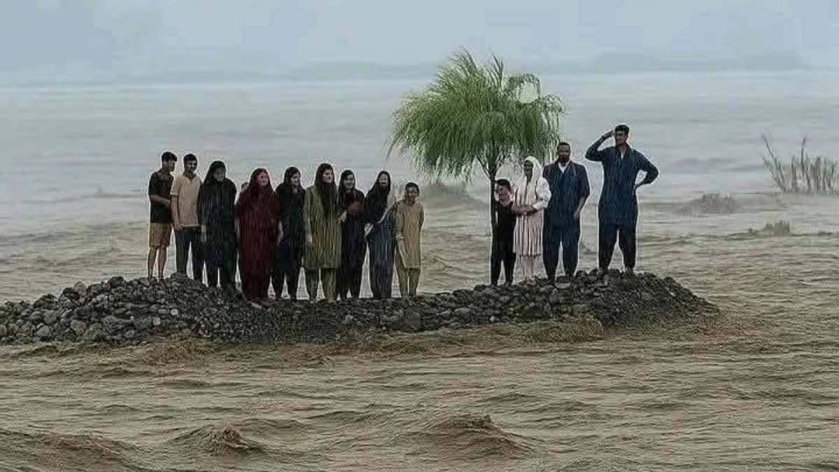 نهر يجرف 18 سائحا من أسرة واحدة في باكستان (فيديو)