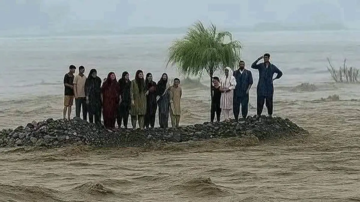 نهر يجرف 18 سائحا من أسرة واحدة في باكستان (فيديو)