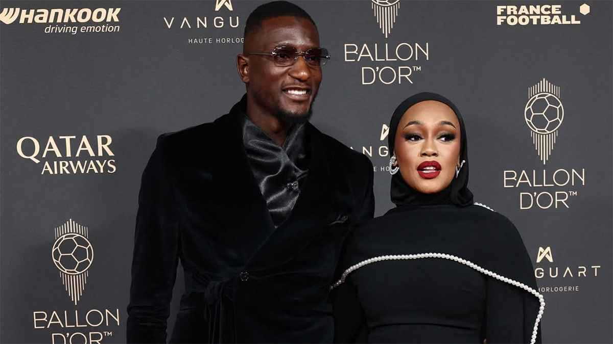 بالحجاب.. زوجة نجم دورتموند تخطف الأضواء في حفل الكرة الذهبية (فيديو)