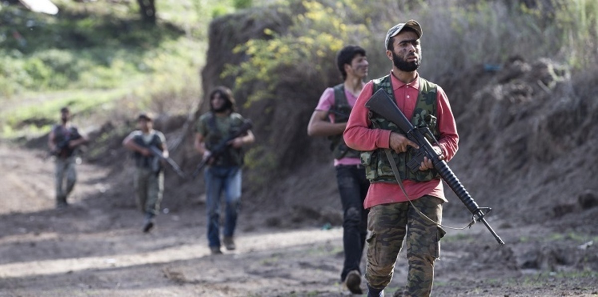 في سوريا عناصر سلحتهم الـ CIA يقاتلون فصائل دربهم البنتاغون