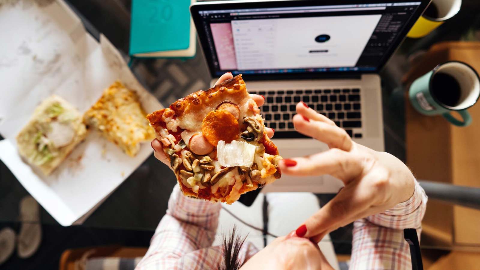 تناول الطعام ببطء.. عادة بسيطة وفوائدها كبيرة