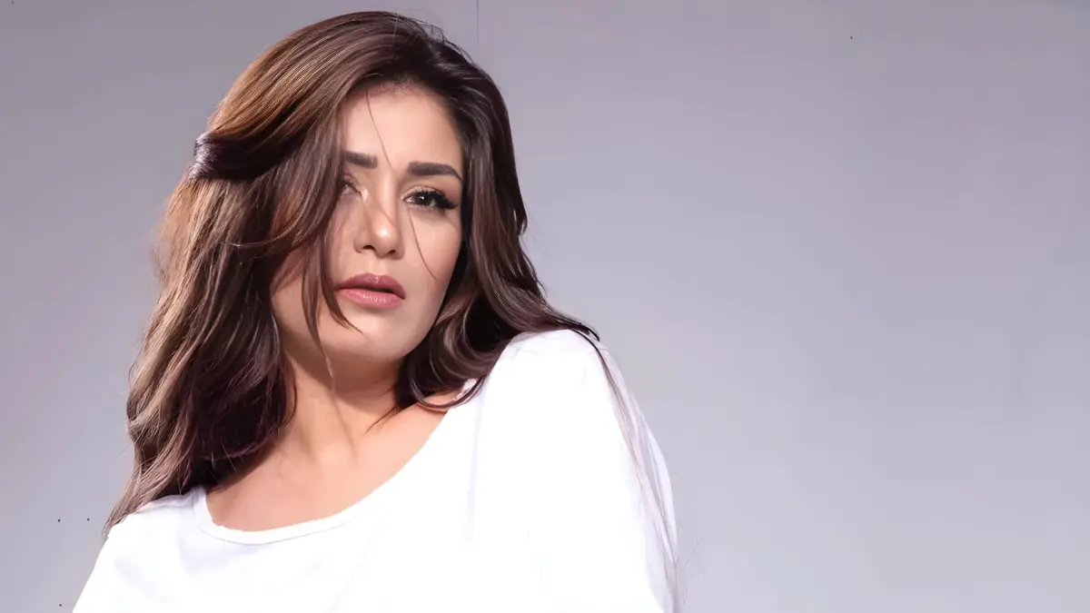 منة فضالي تتحدث لـ"إرم نيوز" عن تحديات الجلوس على كرسي متحرك في "محارب"