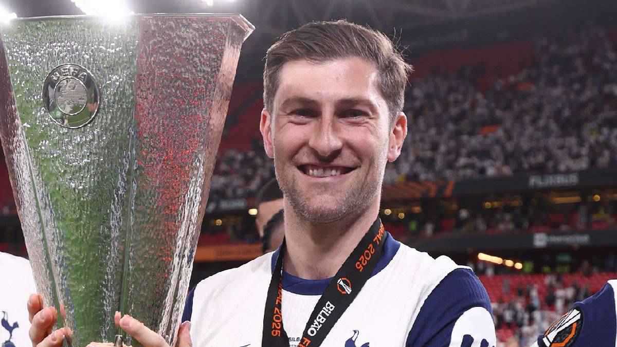 مفاجأة.. لاعب توتنهام مرشح لخلافة مدربه إيغور تيودور 