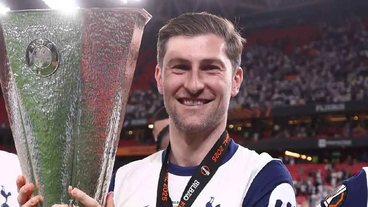 مفاجأة.. لاعب توتنهام مرشح لخلافة مدربه إيغور تيودور