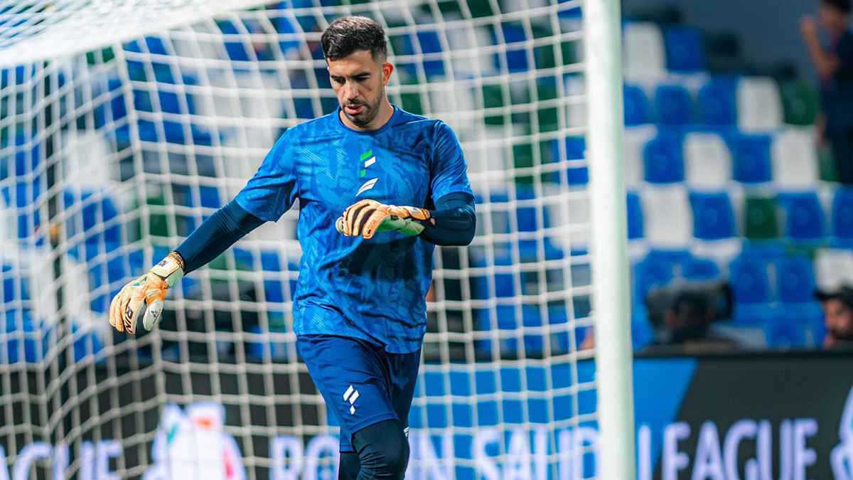 هل سيتم إلغاء طرد حارس الفتح قبل مواجهة النصر السعودي؟