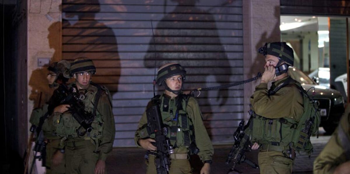 الاحتلال الإسرائيلي يحاصر نابلس ويداهم عدة أحياء