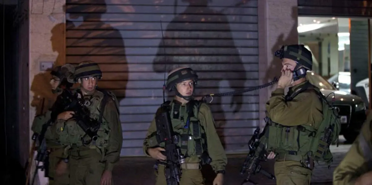 الاحتلال الإسرائيلي يحاصر نابلس ويداهم عدة أحياء