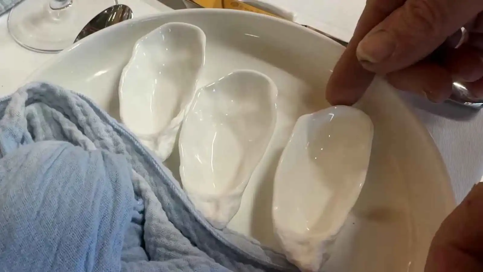 أصداف المحار من القمامة إلى الأرصفة والمطاعم في فرنسا (فيديو)