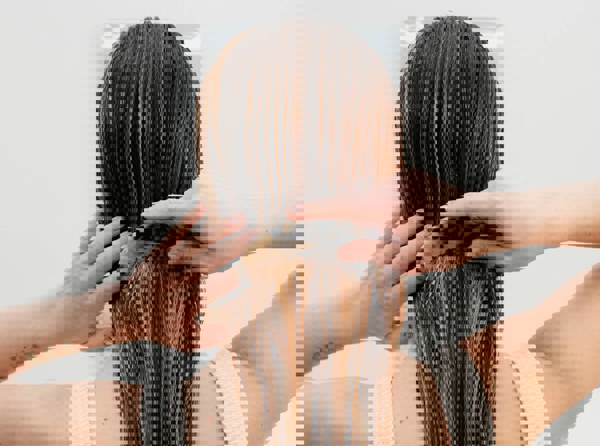 دراسة: ترك الشعر مبللاً يصيبه بالفطريات