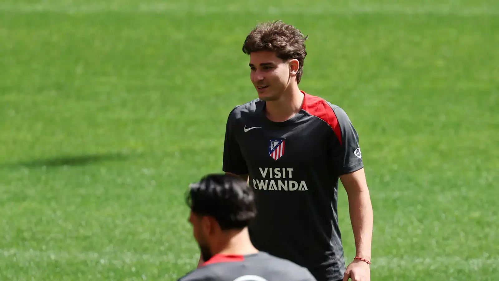 تعليق مثير من سيميوني حول رحيل جوليان ألفاريز