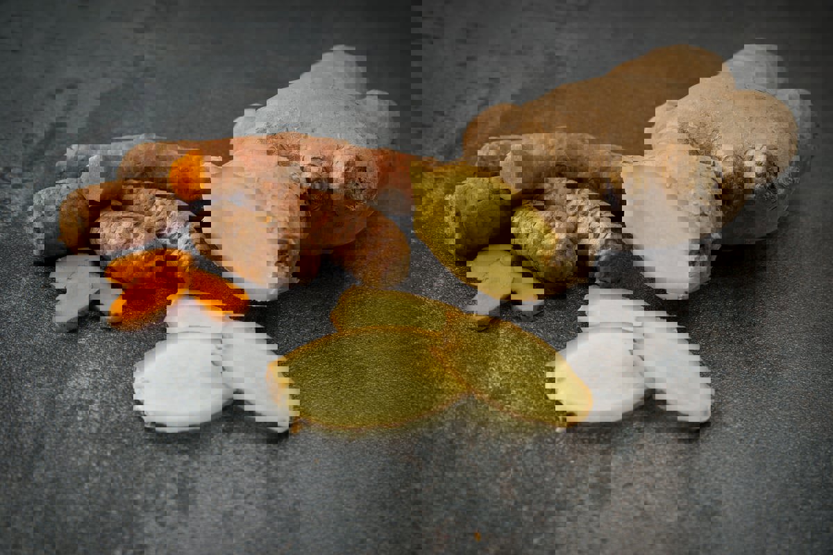 هل مزج الزنجبيل والكركم معًا يقلل من فوائدهما؟