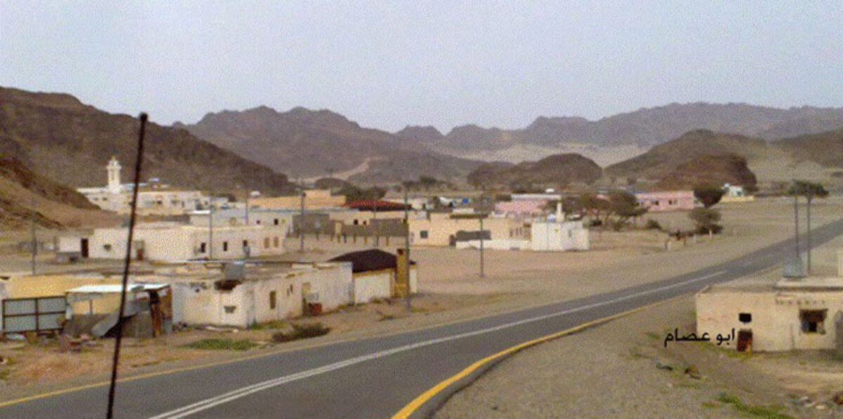 بعد يأسهم من قيام البلدية بمهامها.. قاطنو إحدى القرى السعودية يرممونها ذاتيًا