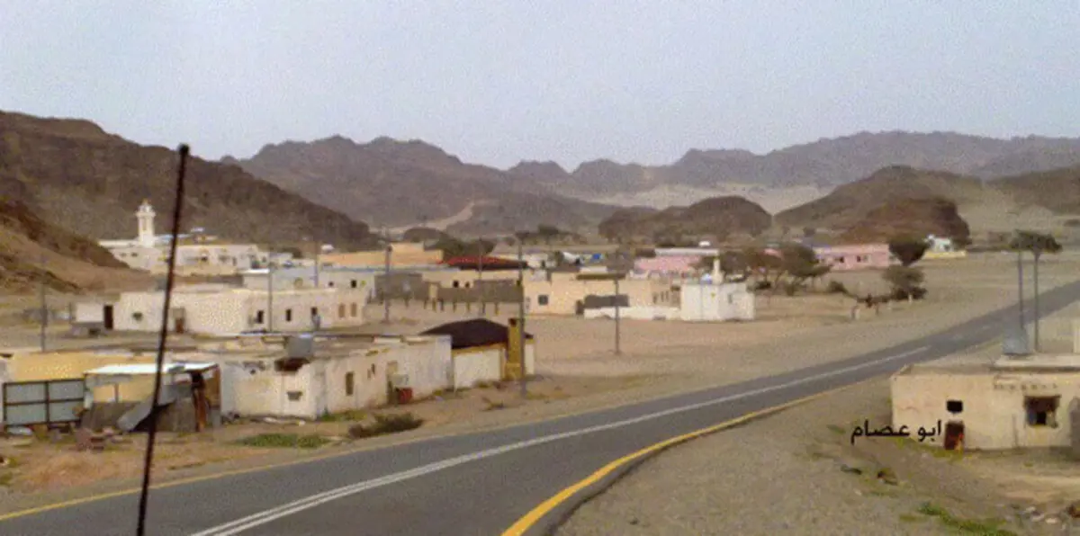 بعد يأسهم من قيام البلدية بمهامها.. قاطنو إحدى القرى السعودية يرممونها ذاتيًا
