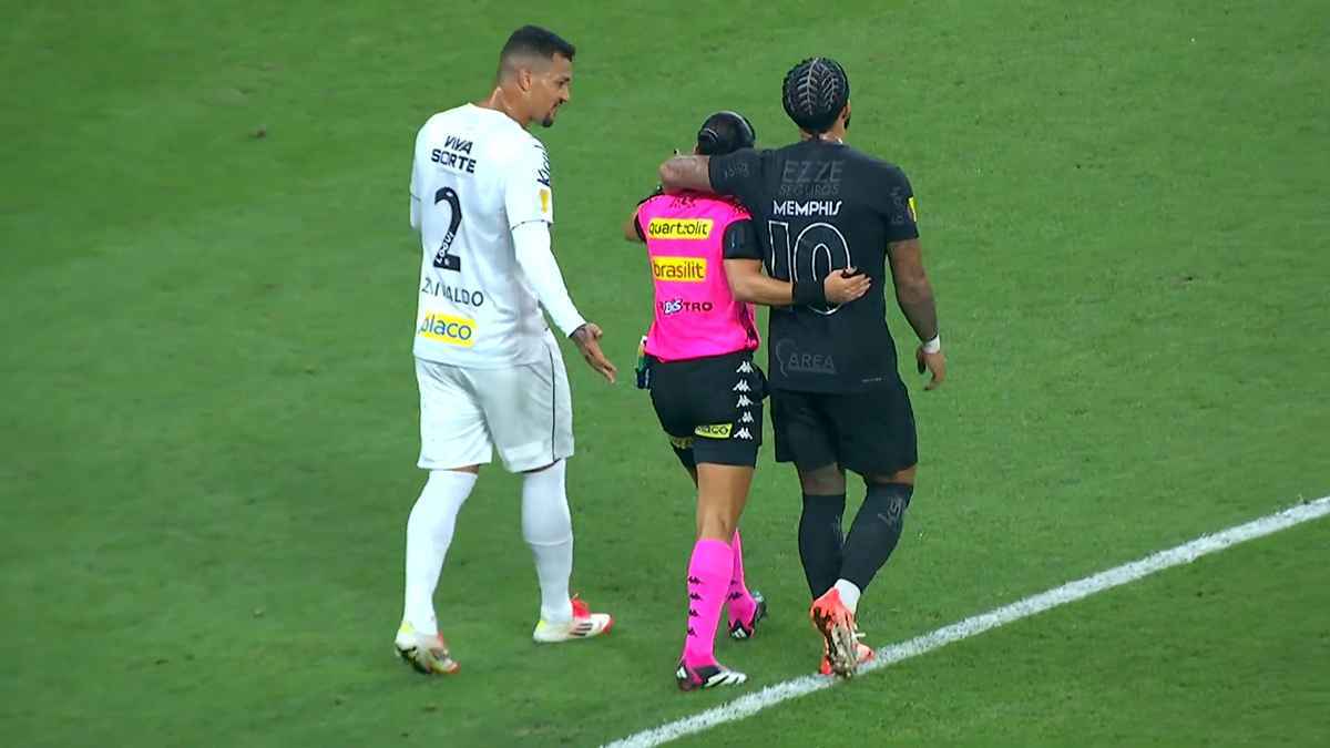 أبعدت يده.. تصرف مثير من ديباي تجاه حكمة في البرازيل (فيديو)