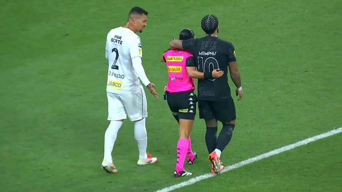 أبعدت يده.. تصرف مثير من ديباي تجاه حكمة في البرازيل (فيديو)