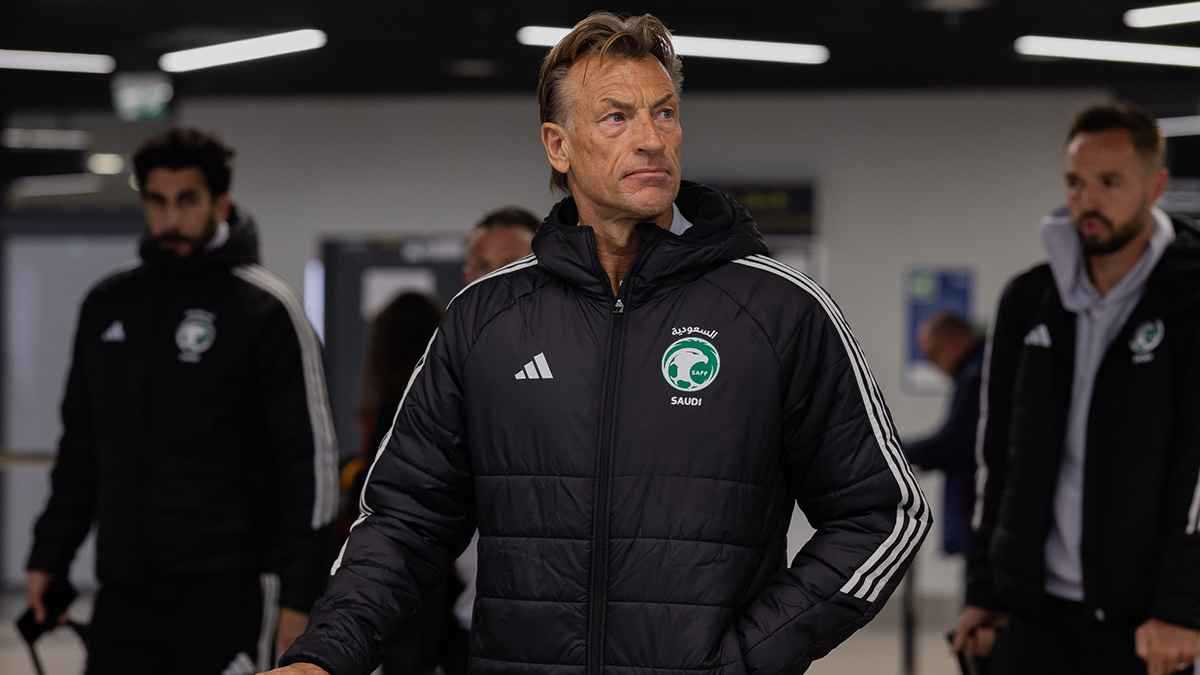 اسم مفاجأة.. الكشف عن "بديل محتمل" لرينارد مدرب المنتخب السعودي 