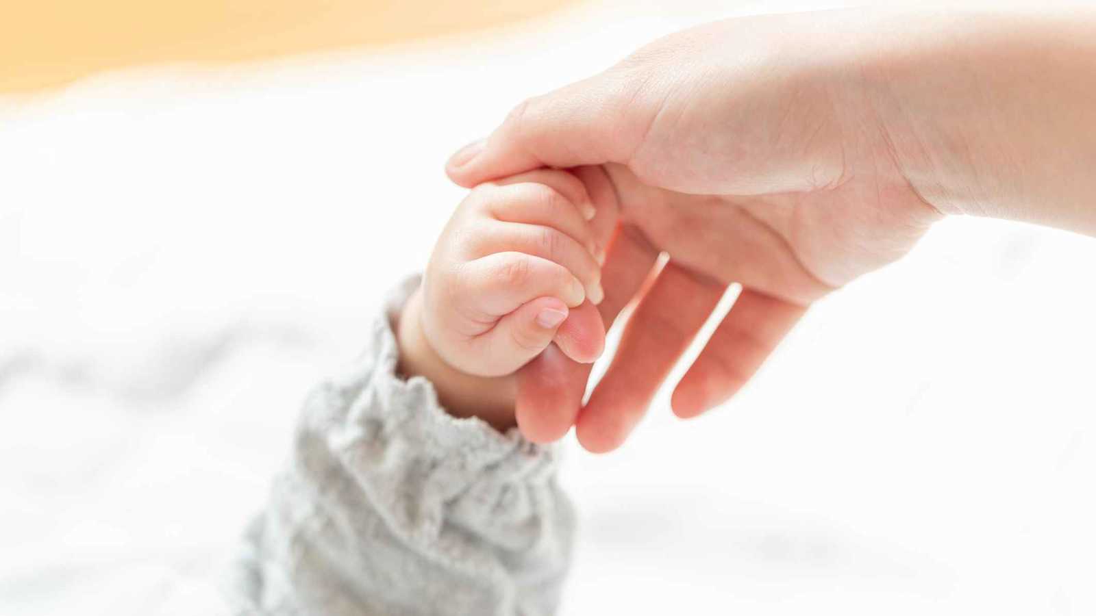 بنصيحة على الإنترنت كادت تتسبب ببتر إصبع رضيعها