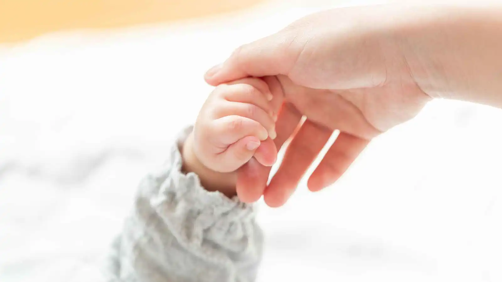 بنصيحة على الإنترنت كادت تتسبب ببتر إصبع رضيعها