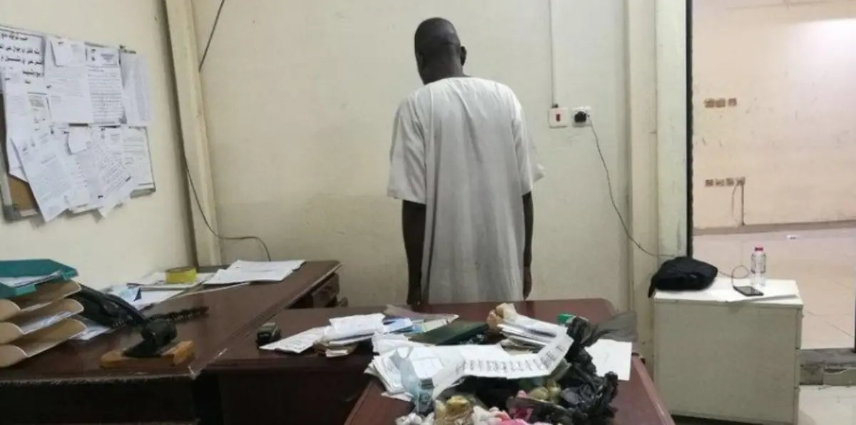 بالصور.. مشعوذ في مكة المكرمة يطلب من زبائنه "تحقير" القرآن الكريم