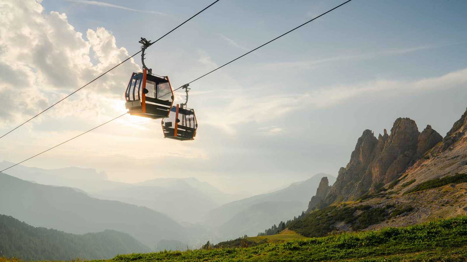 ركاب معلقون وإصابات حرجة بانهيار تلفريك في روسيا (فيديو)