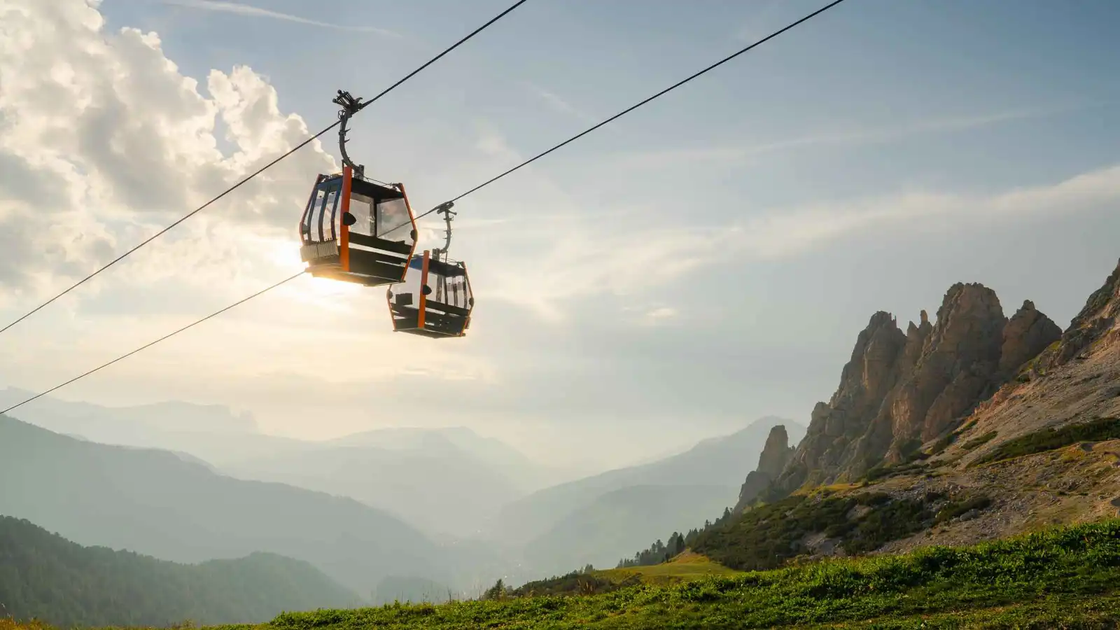 ركاب معلقون وإصابات حرجة بانهيار تلفريك في روسيا (فيديو)