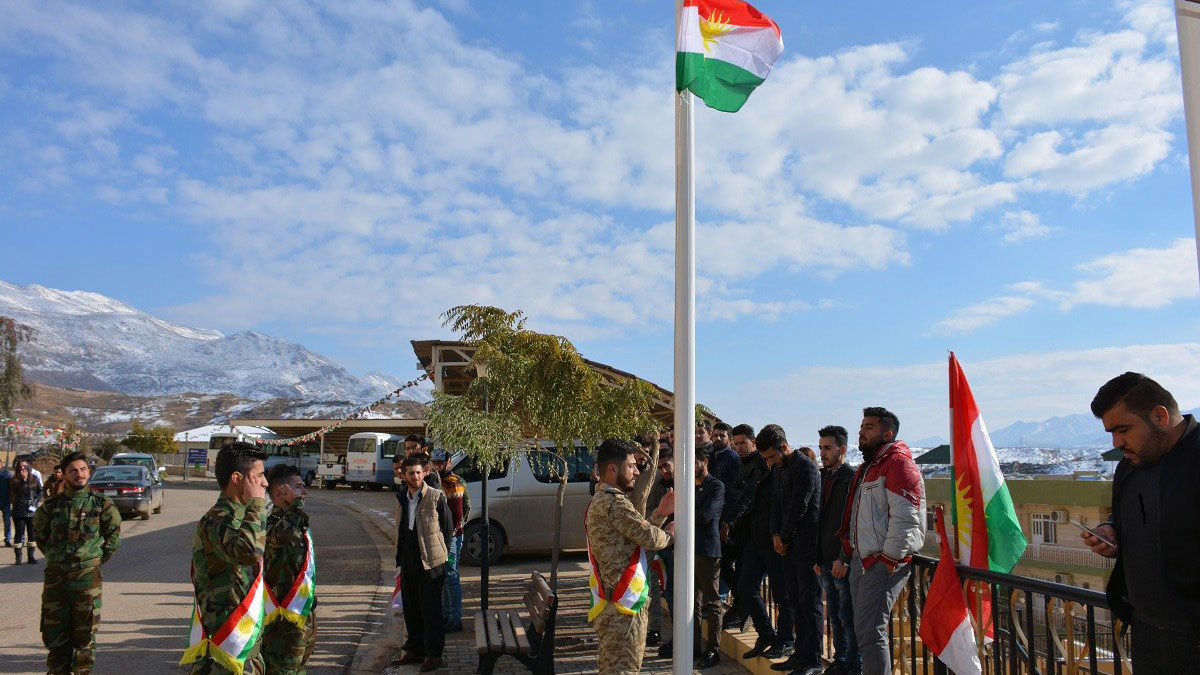 بعد موجة غضب.. الحكومة العراقية توجه بإنزال علم كردستان من مقرات الأحزاب بكركوك