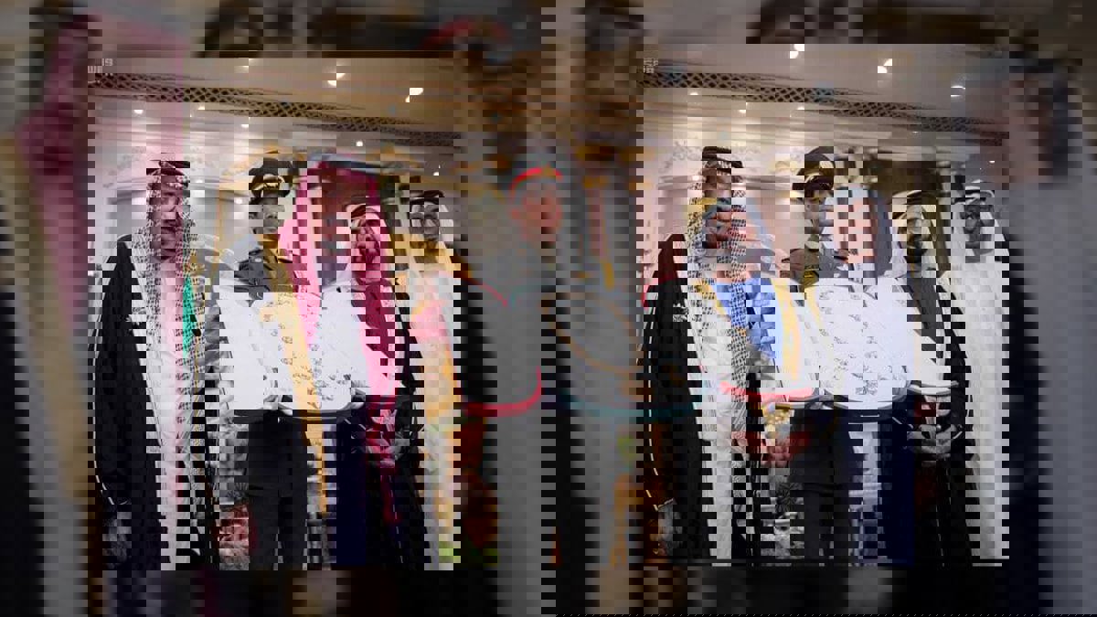 بالصور والفيديو.. وليّ عهد أبوظبي يقلّد الملك سلمان أعلى وسام في الإمارات