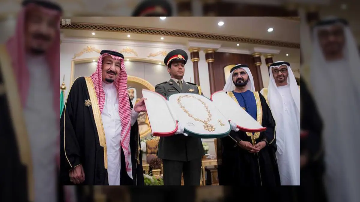 بالصور والفيديو.. وليّ عهد أبوظبي يقلّد الملك سلمان أعلى وسام في الإمارات