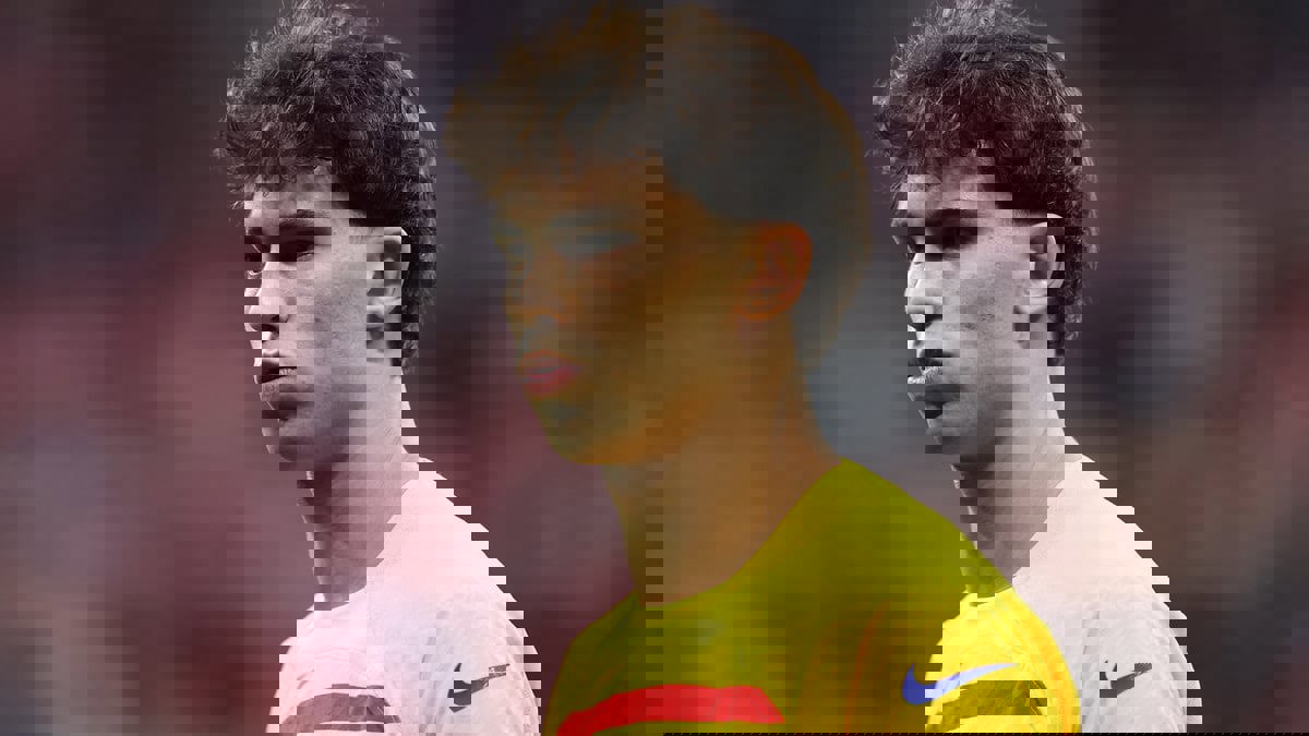 جماهير أتلتيكو مدريد تُلقي القمامة على لوحة جواو فيليكس (فيديو)