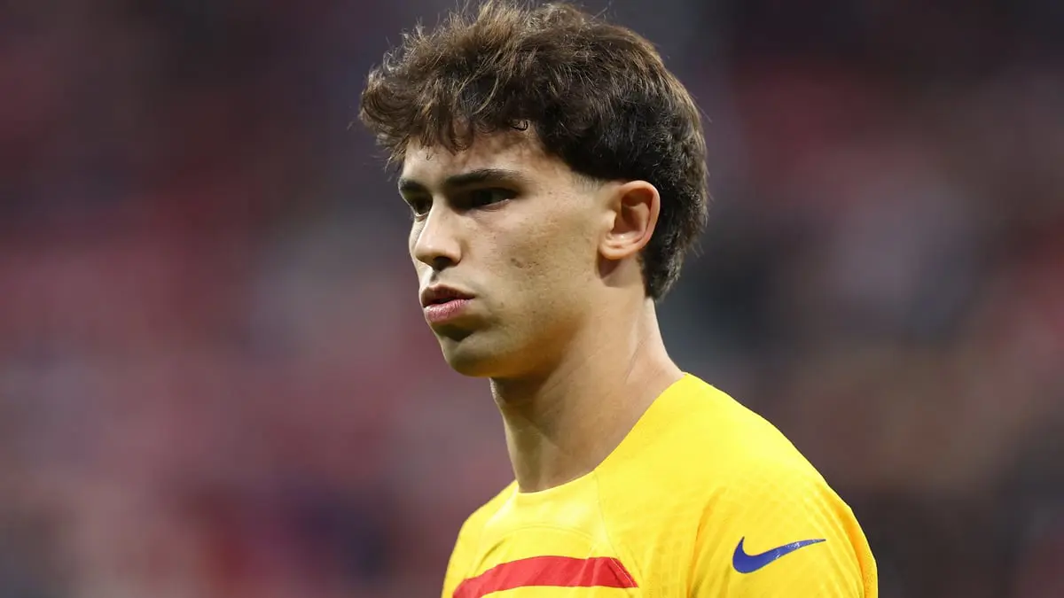 جماهير أتلتيكو مدريد تُلقي القمامة على لوحة جواو فيليكس (فيديو)