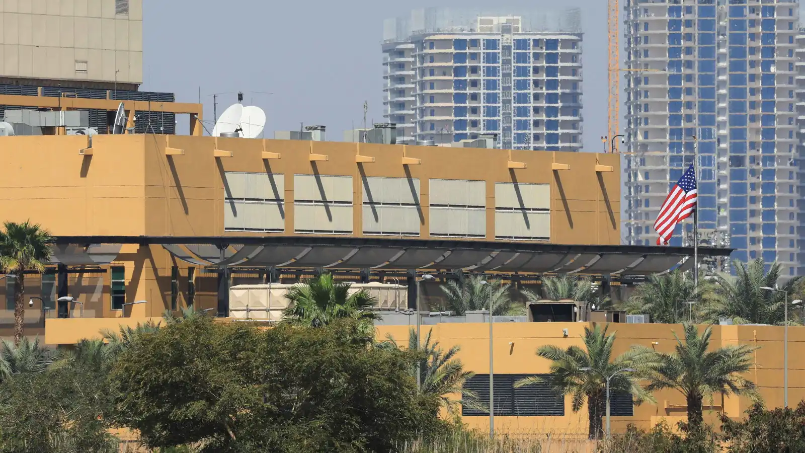 "كتائب حزب الله" تمدد مهلة استهداف السفارة الأمريكية في بغداد