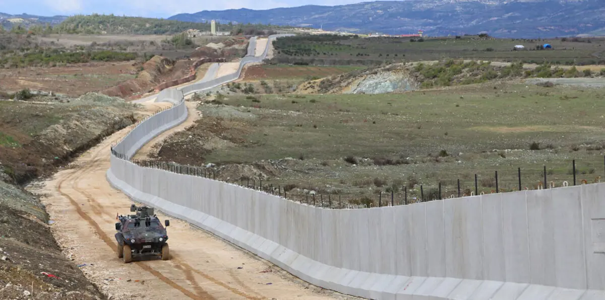 تركيا على وشك الانتهاء من بناء جدار على طول الحدود السورية