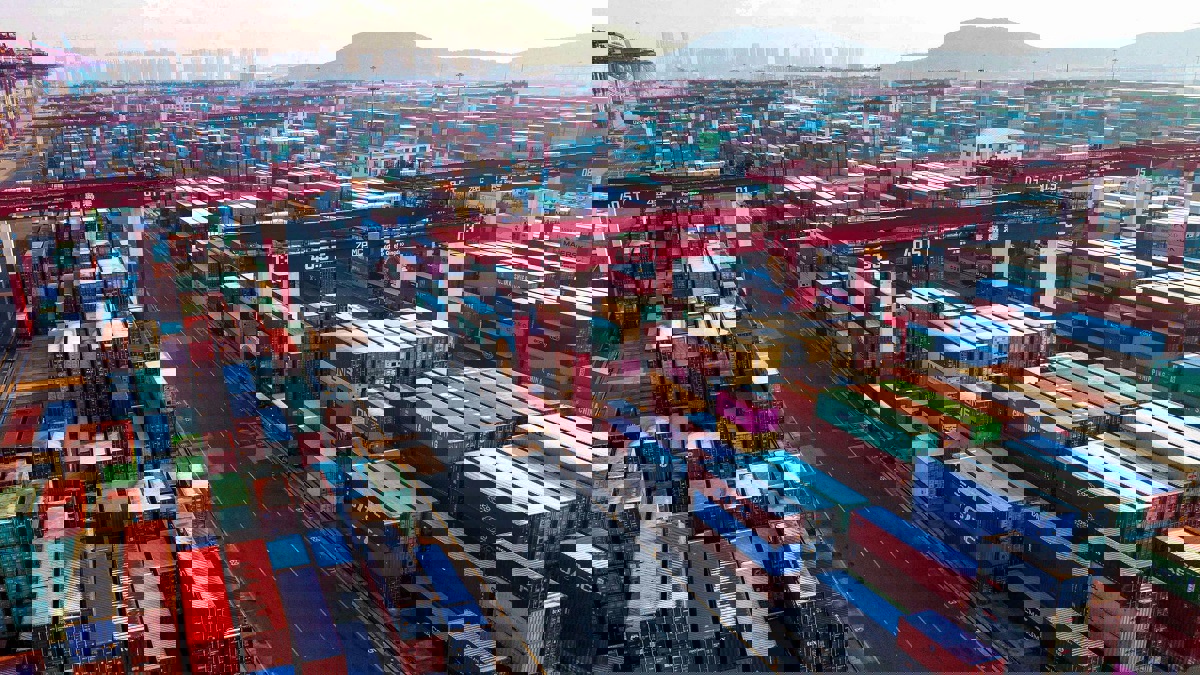 الصين تخفض الرسوم الجمركية على منتجات أمريكية إلى النصف