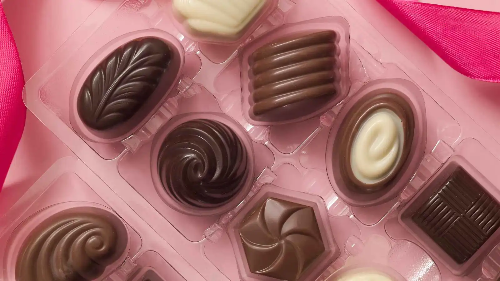 الشوكولاتة الداكنة أم بالحليب.. أيهما صحي أكثر؟