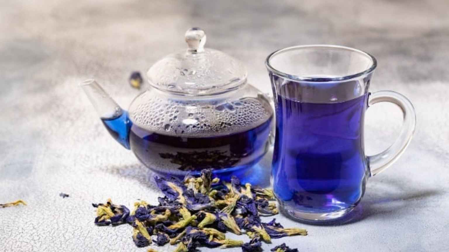 مشروب طبيعي بلونٍ جاذب.. 10 فوائد صحية للشاي الأزرق