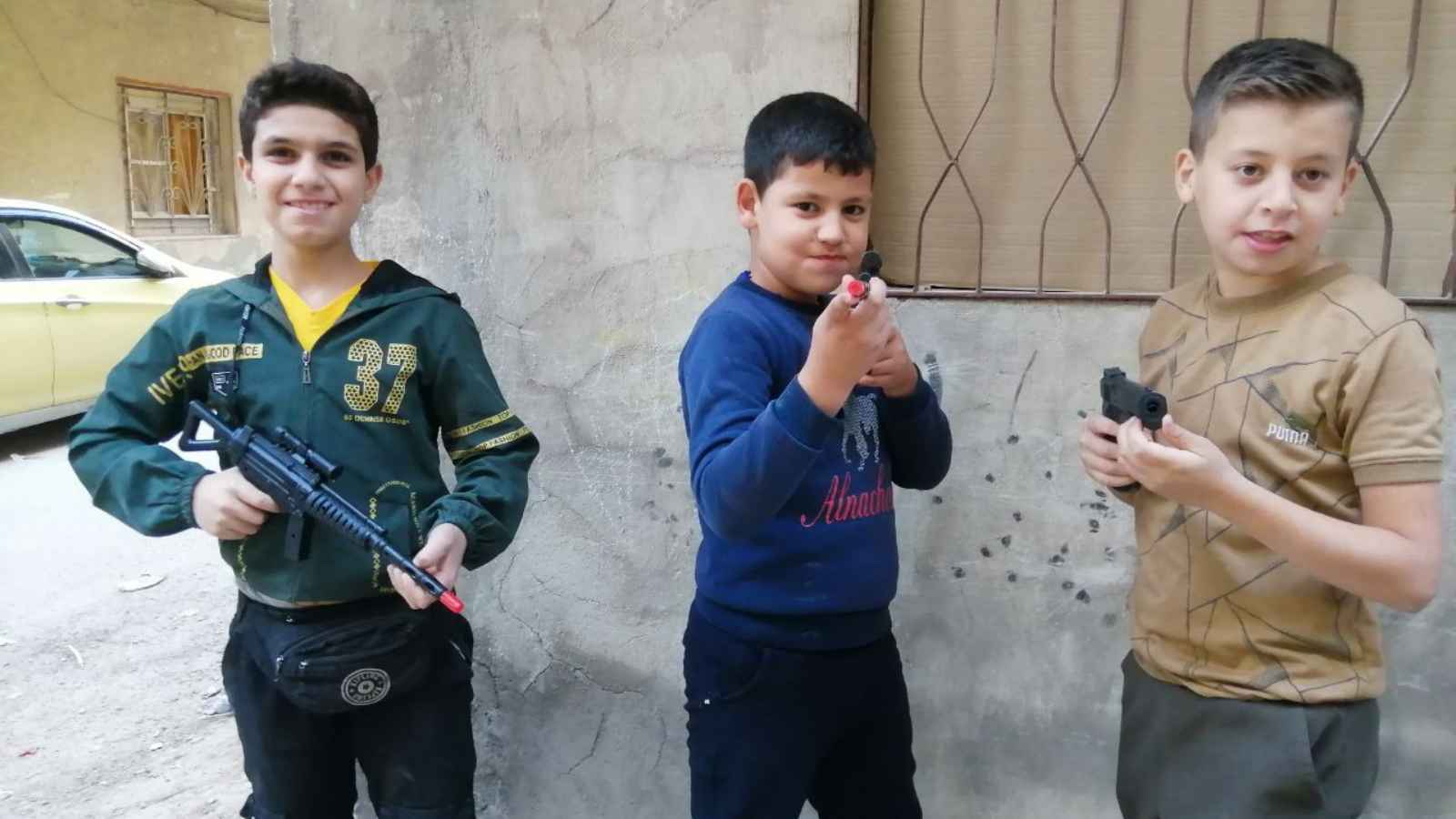 "نحب الأسلحة ونصنع المسيرات".. تأثير الحرب على الأطفال