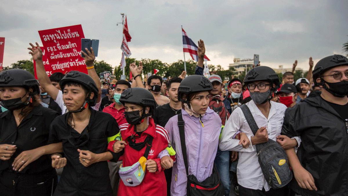 رئيس وزراء تايلاند يتعهد بالبقاء في منصبه والمتظاهرون يتحدون الحظر
