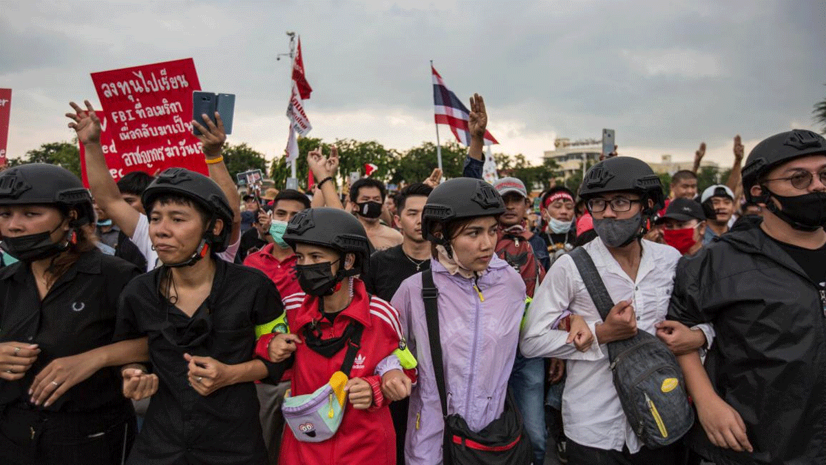 رئيس وزراء تايلاند يتعهد بالبقاء في منصبه والمتظاهرون يتحدون الحظر