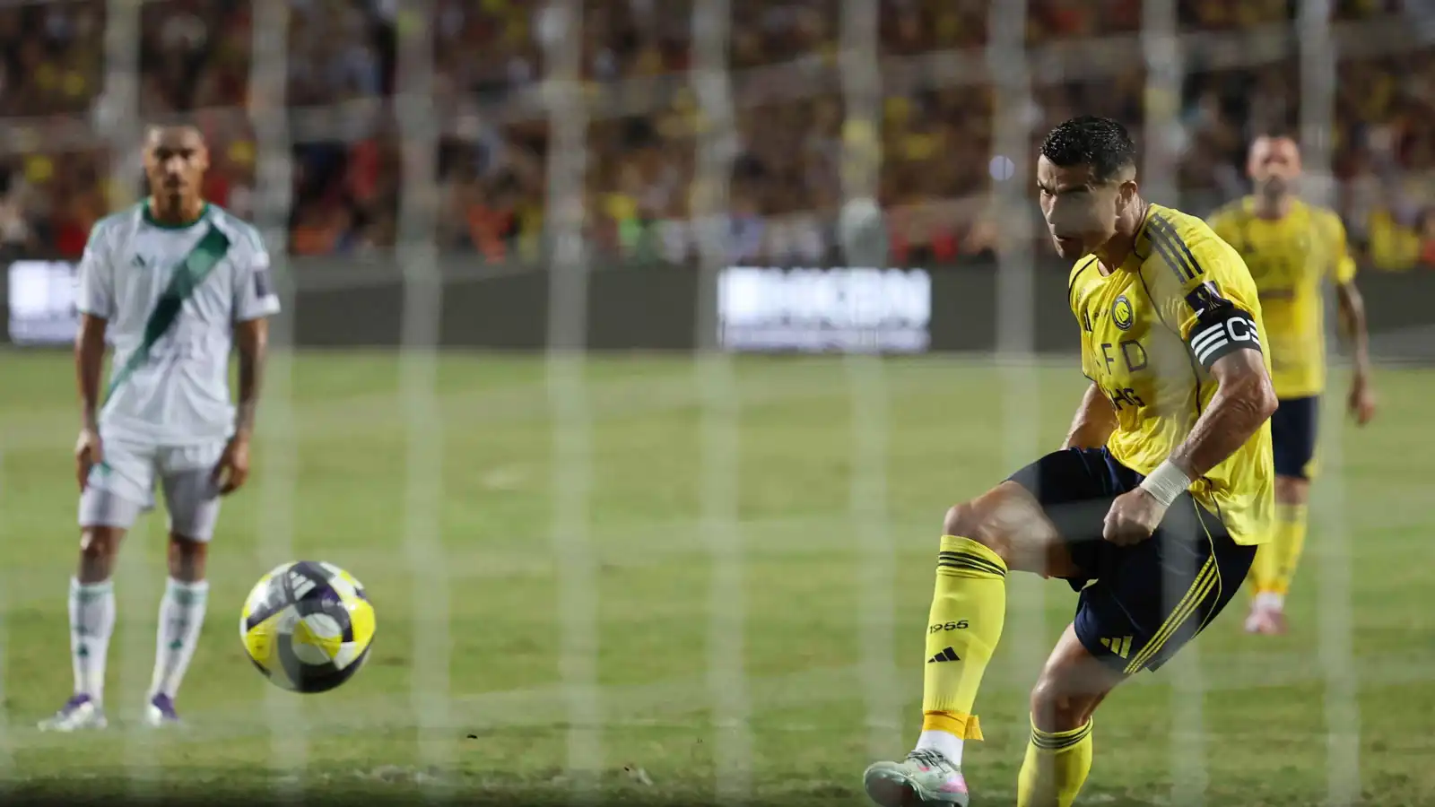 صخب واحتفال خرافي.. كريستيانو رونالدو يسجل الهدف 100 مع النصر (فيديو)