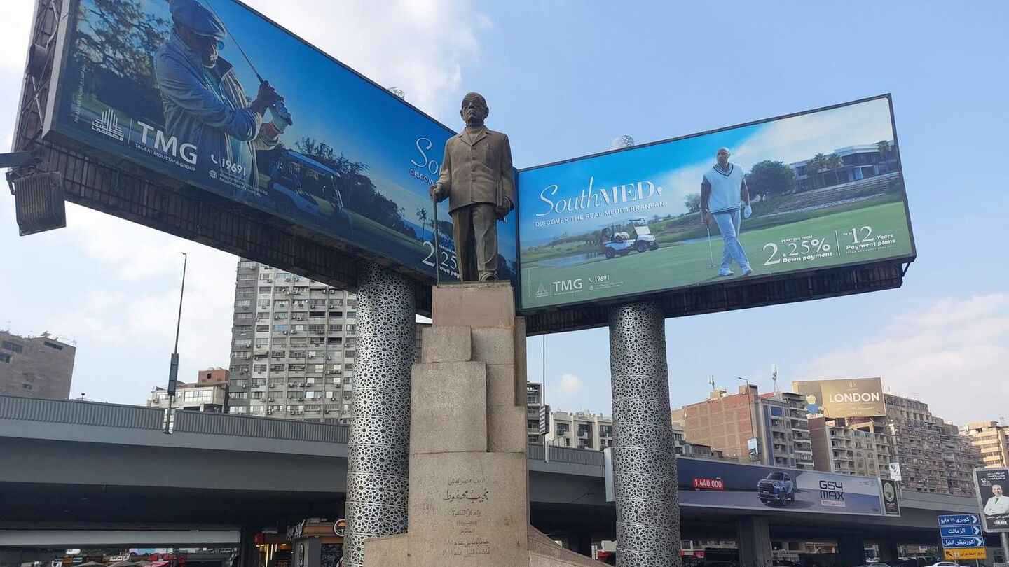 "عيب وإهانة".. تمثال نجيب محفوظ يثير أزمة جديدة في مصر