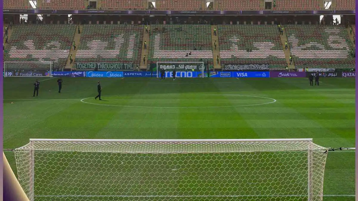 موجة غبار في محيط ملعب الإنماء قبل مباراة الأهلي وجوهور (فيديو)