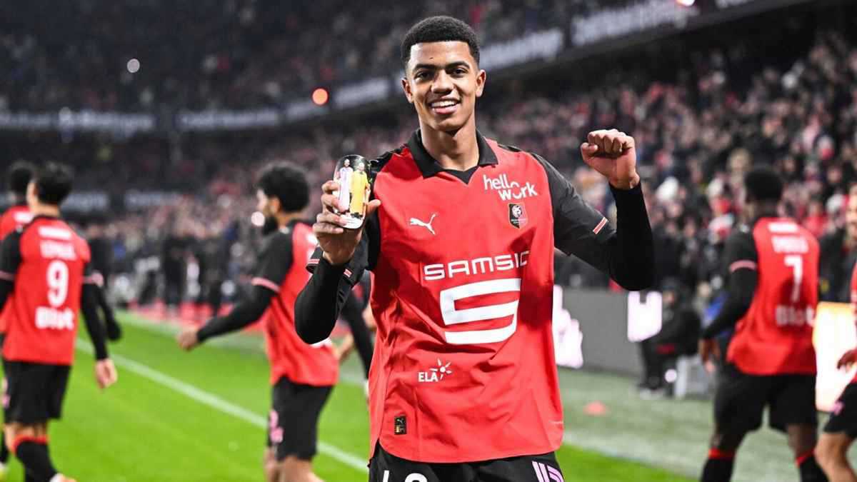 نجم مغربي يفجر صراعا بين ليفربول ومانشستر سيتي