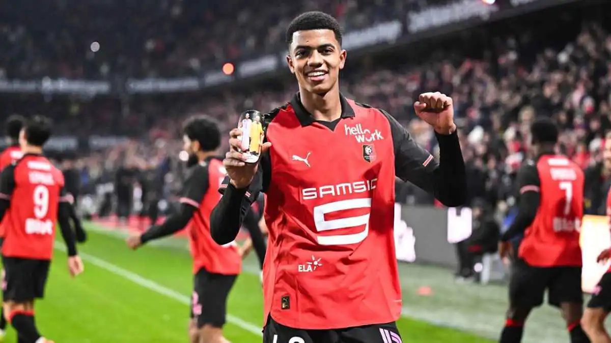 نجم مغربي يفجر صراعا بين ليفربول ومانشستر سيتي