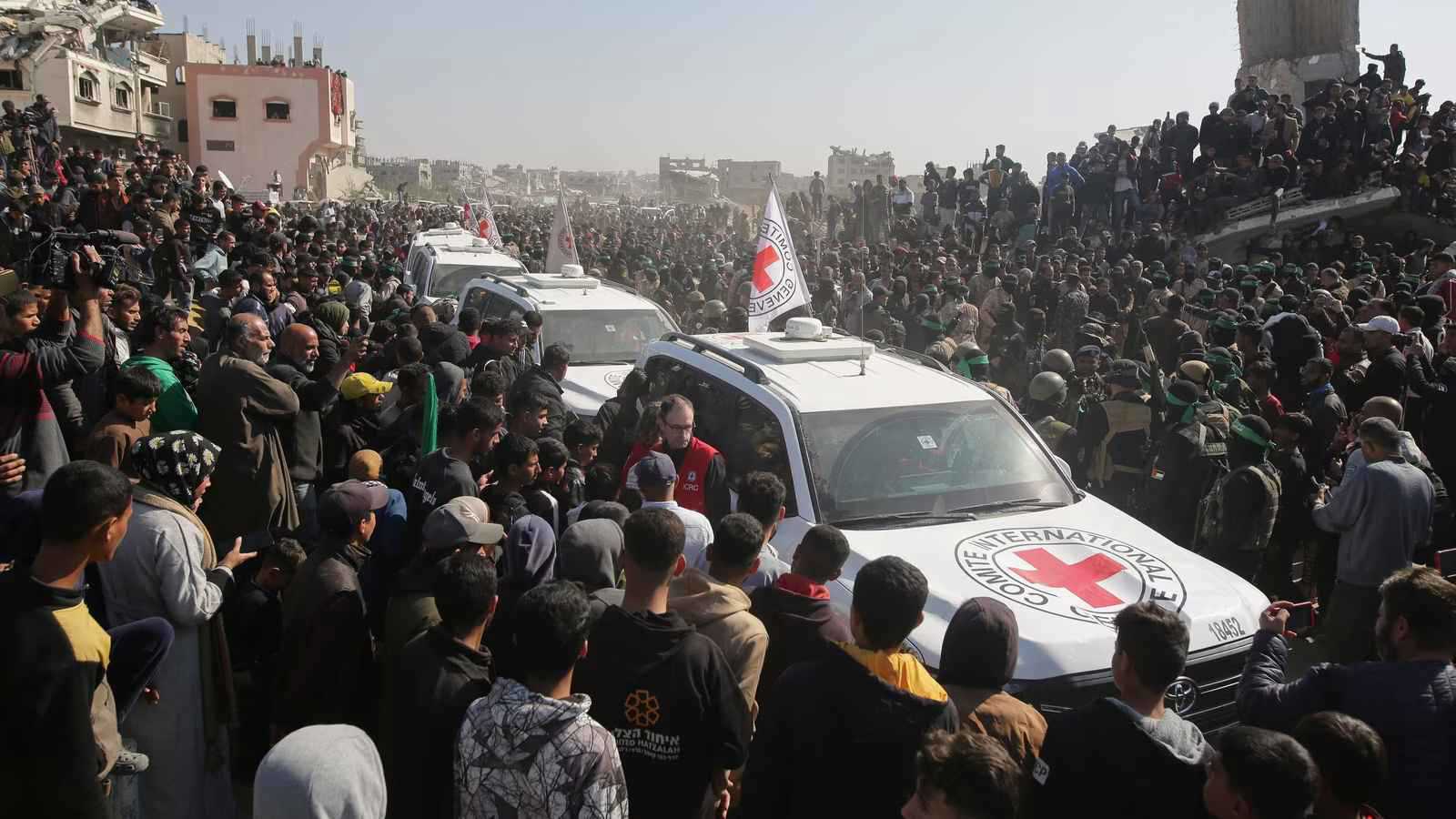 وحدة خاصة ومدرعات.. إسرائيل تستعد لـ"فخاخ" عملية تسلم الرهائن